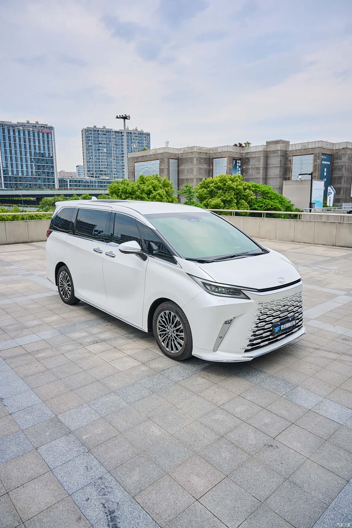 Lexus LM, 2024 10