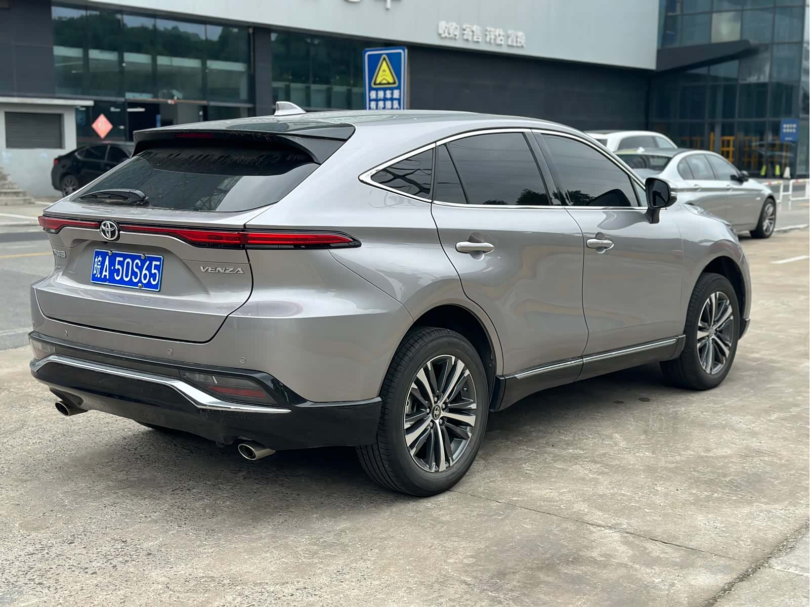 Toyota Venza, 2023 3