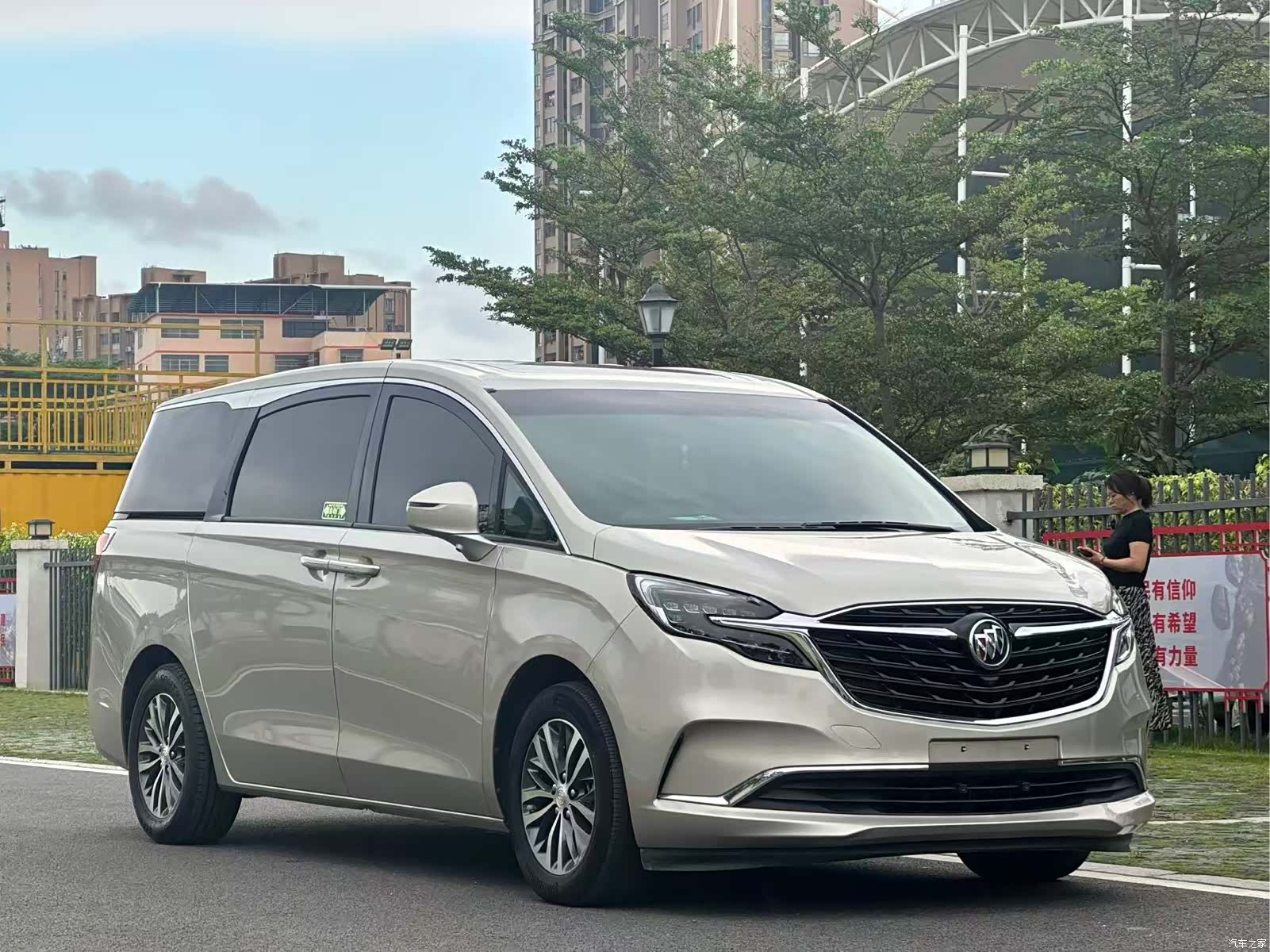 Buick GL8, 2022 3