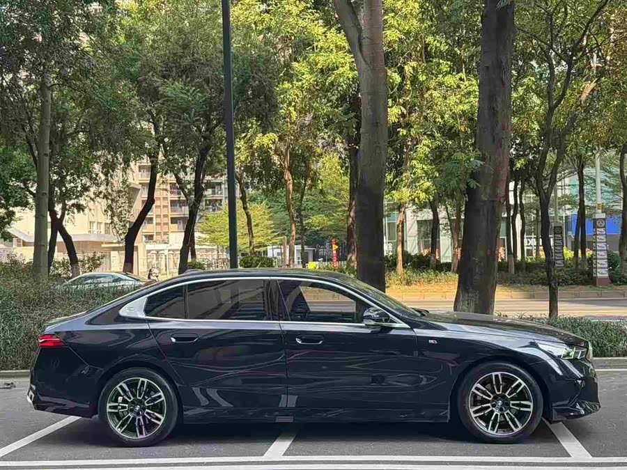 BMW 5 Series 2024, фото 4