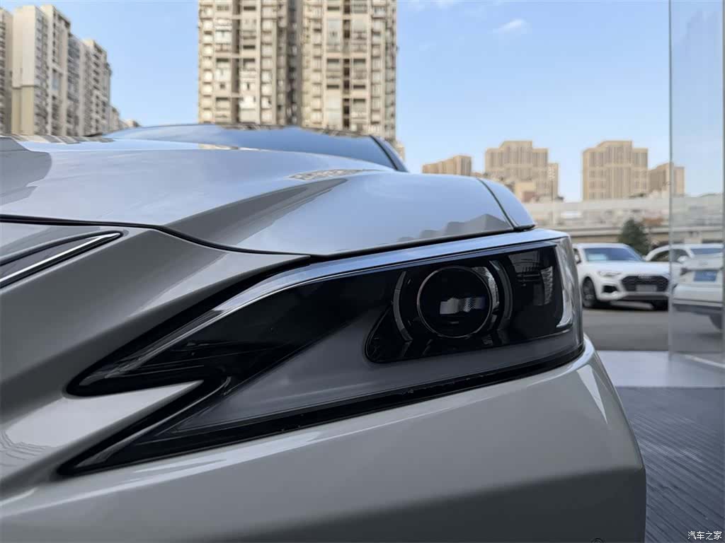 Lexus ES, 2019 11