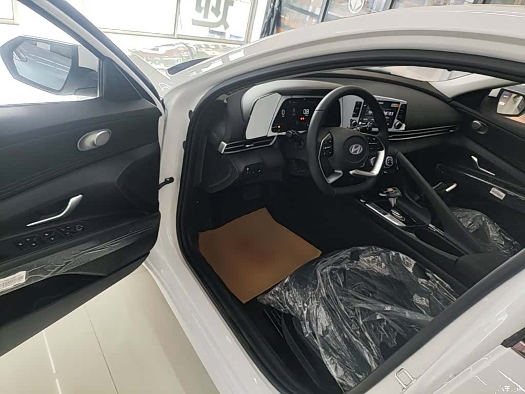 Hyundai Elantra, 2026 12