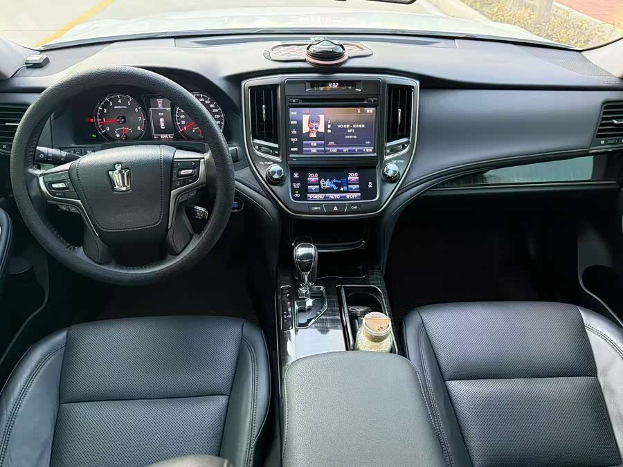 Toyota Crown 2017, фото 9
