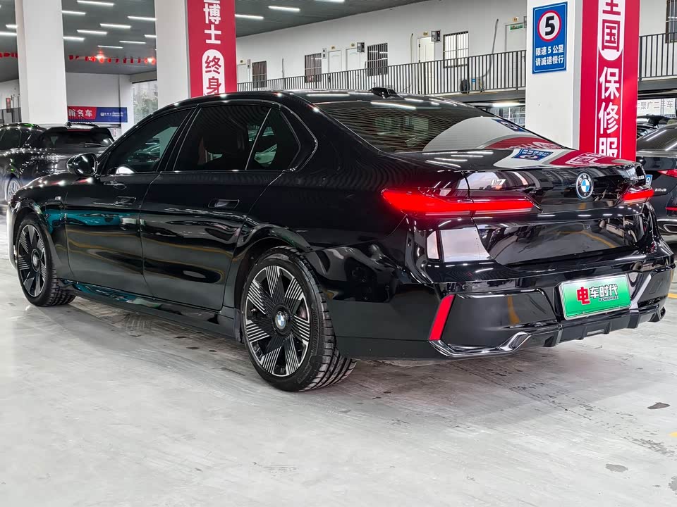 BMW i7