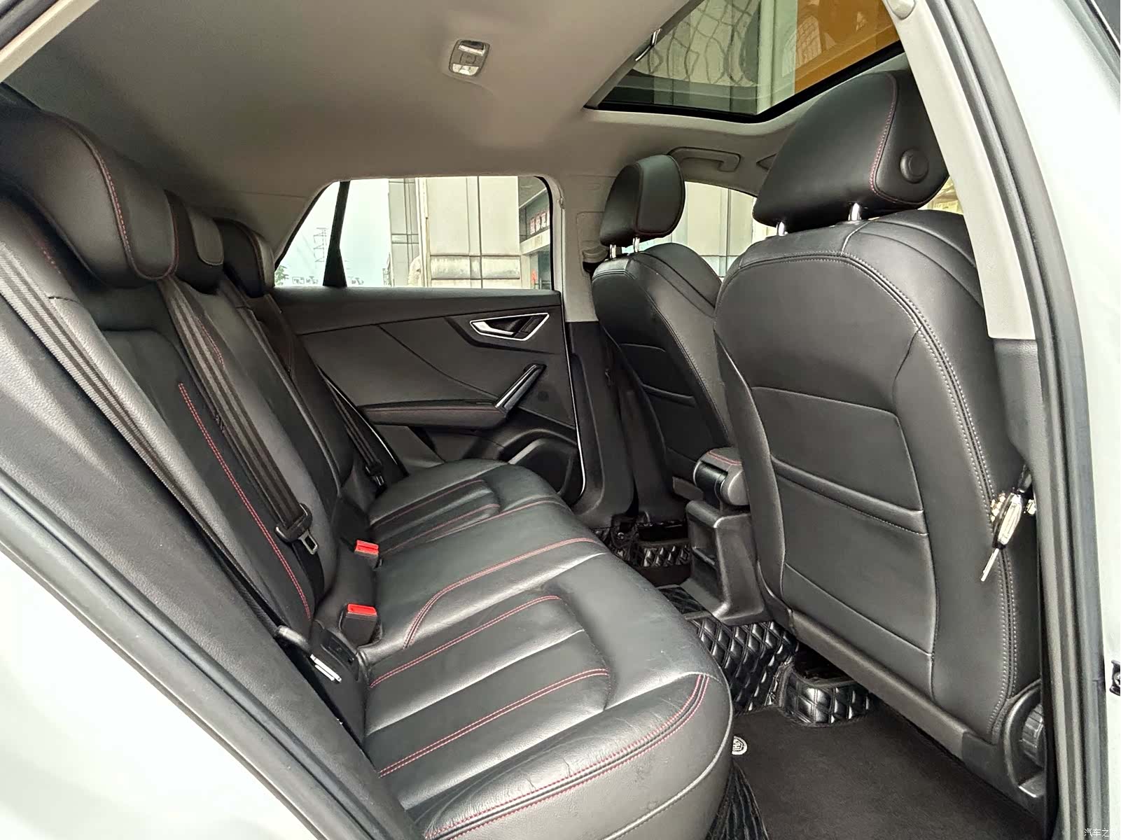 Audi Q2L, 2023 13