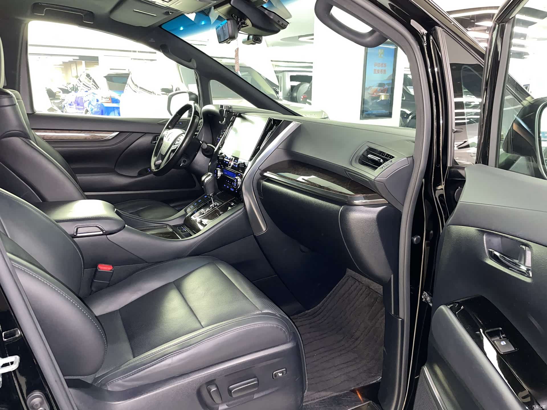 Toyota Vellfire, 2020 11