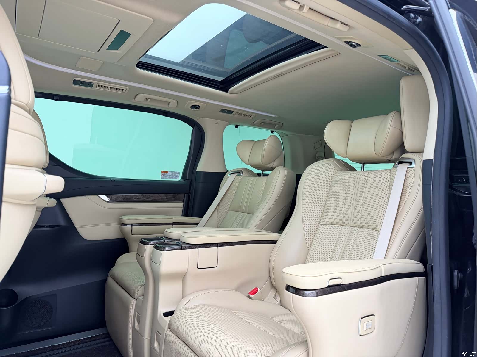 Toyota Vellfire, 2021 все фото