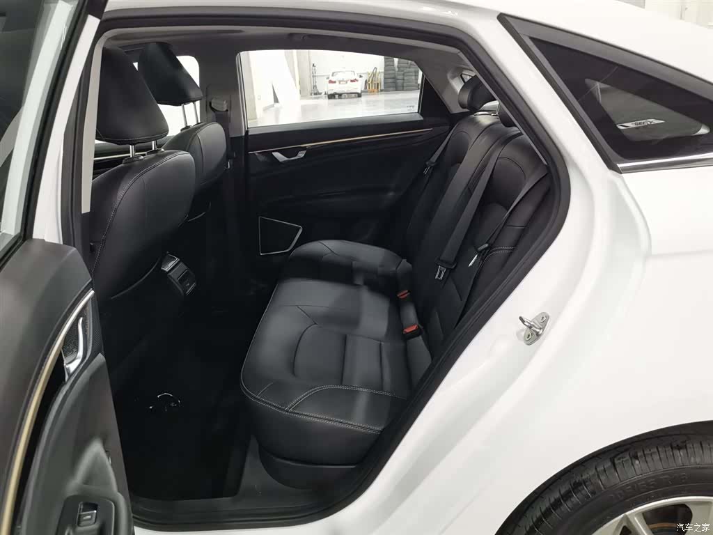 Geely Emgrand, 2021 15