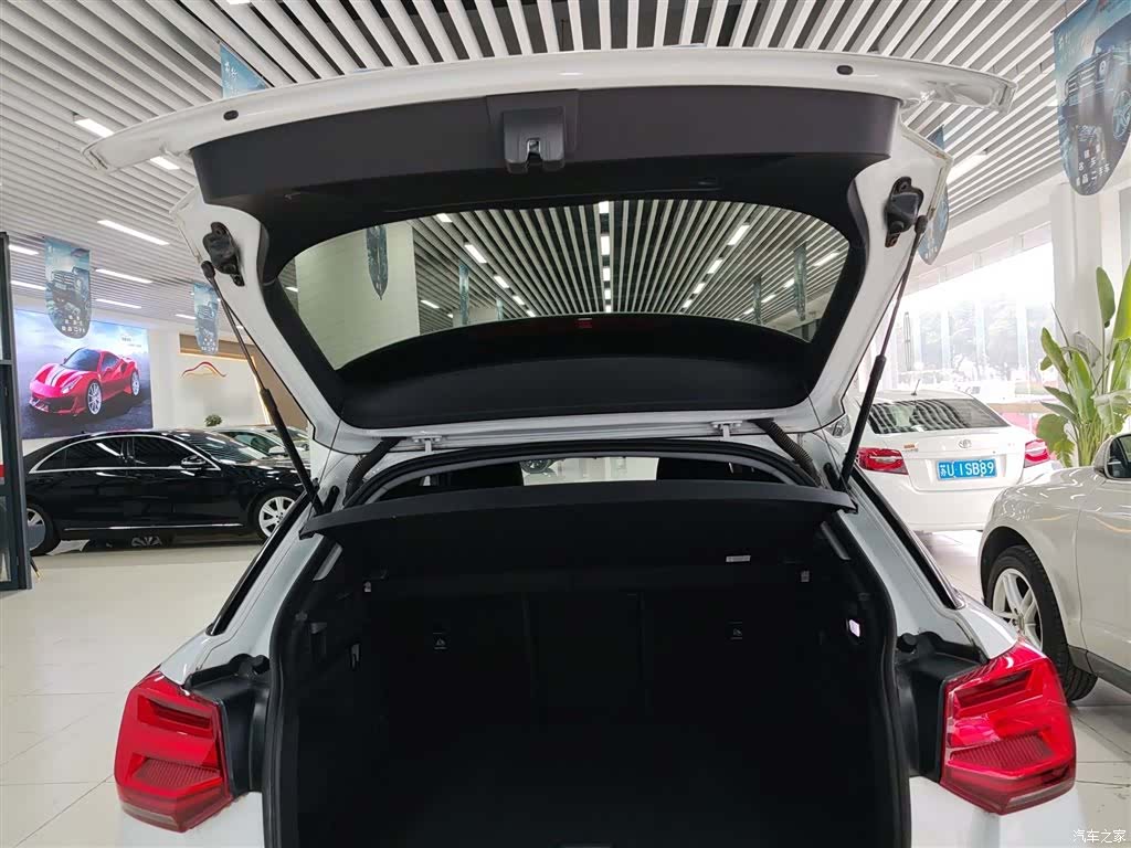 Audi Q2L, 2019 16