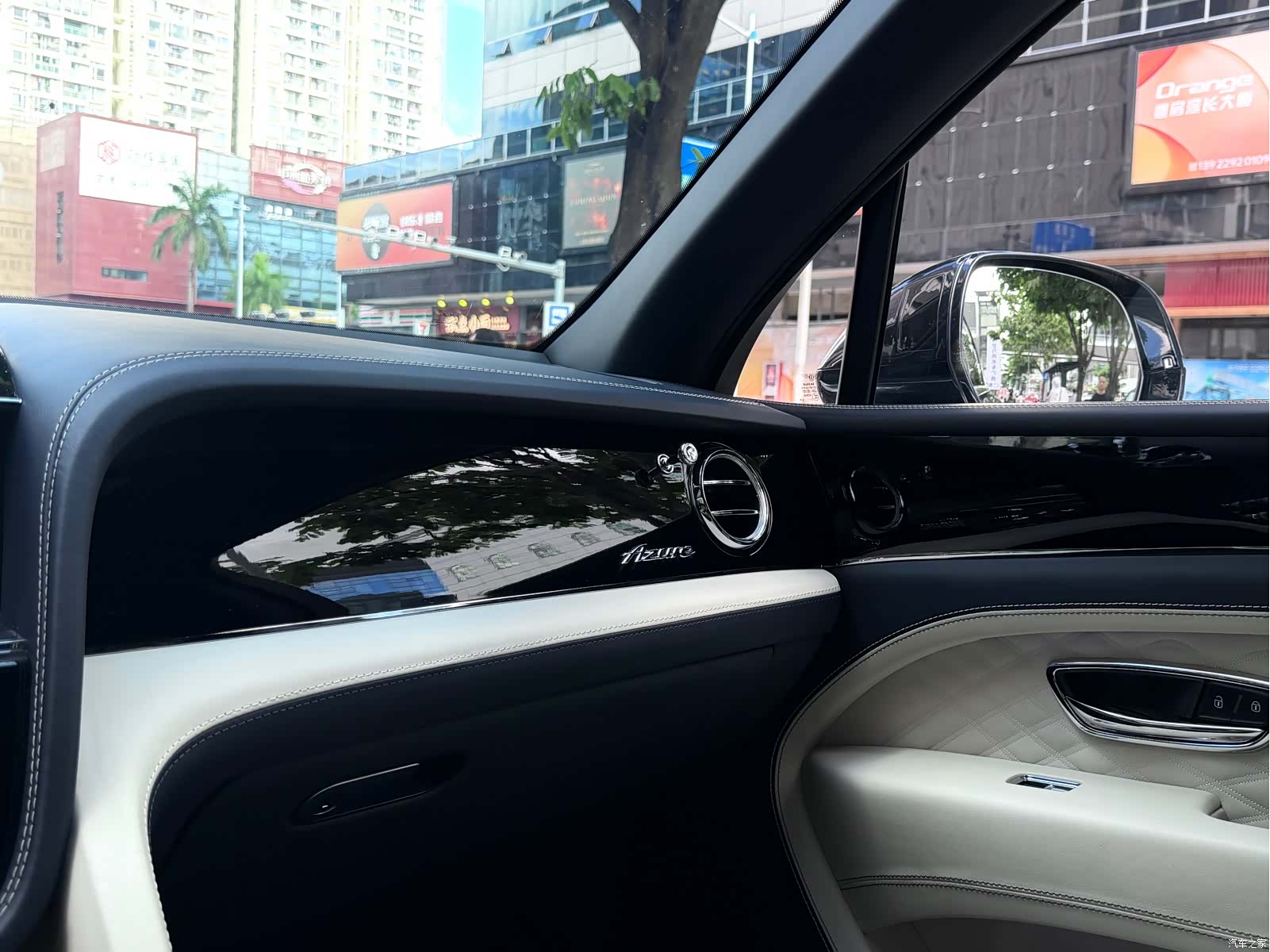 Bentley Bentayga, 2023 26
