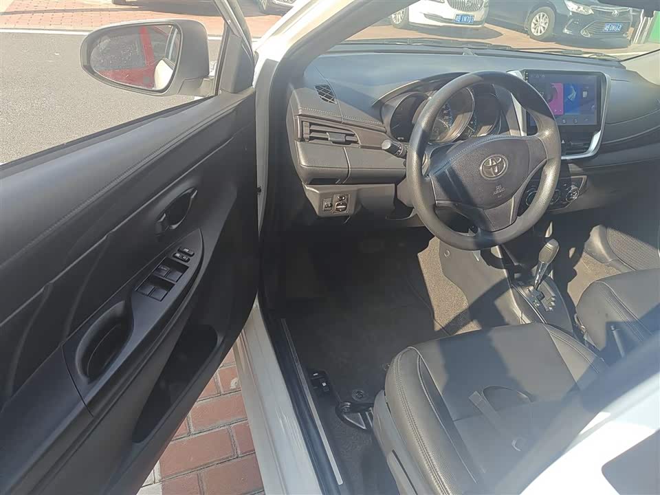 Toyota YARiS L to enjoy