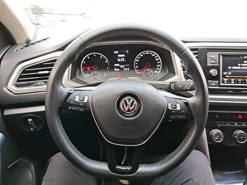Volkswagen T-ROC exploring Songs