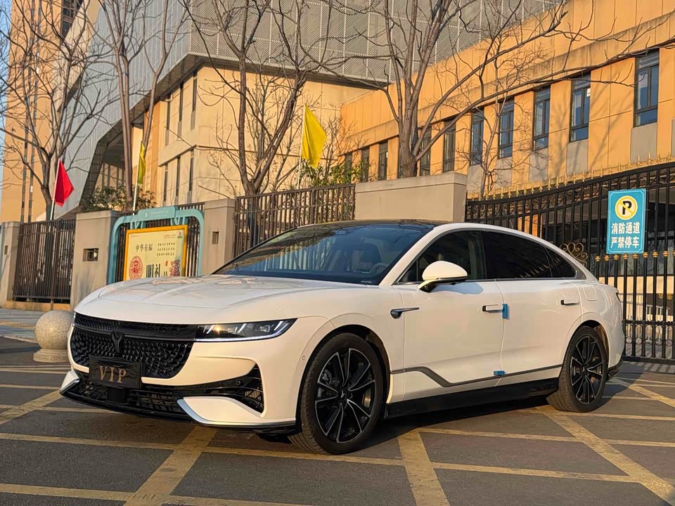 VOYAH Lantu chasing light