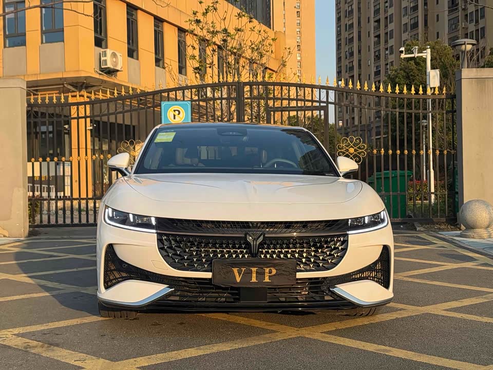 VOYAH Lantu chasing light