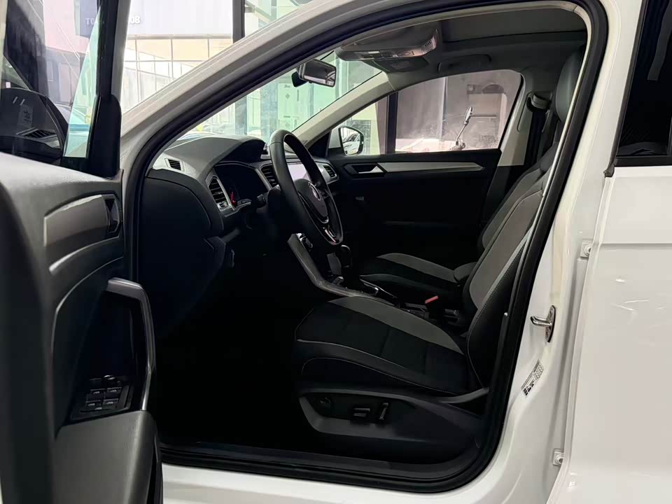 Volkswagen T-ROC exploring Songs