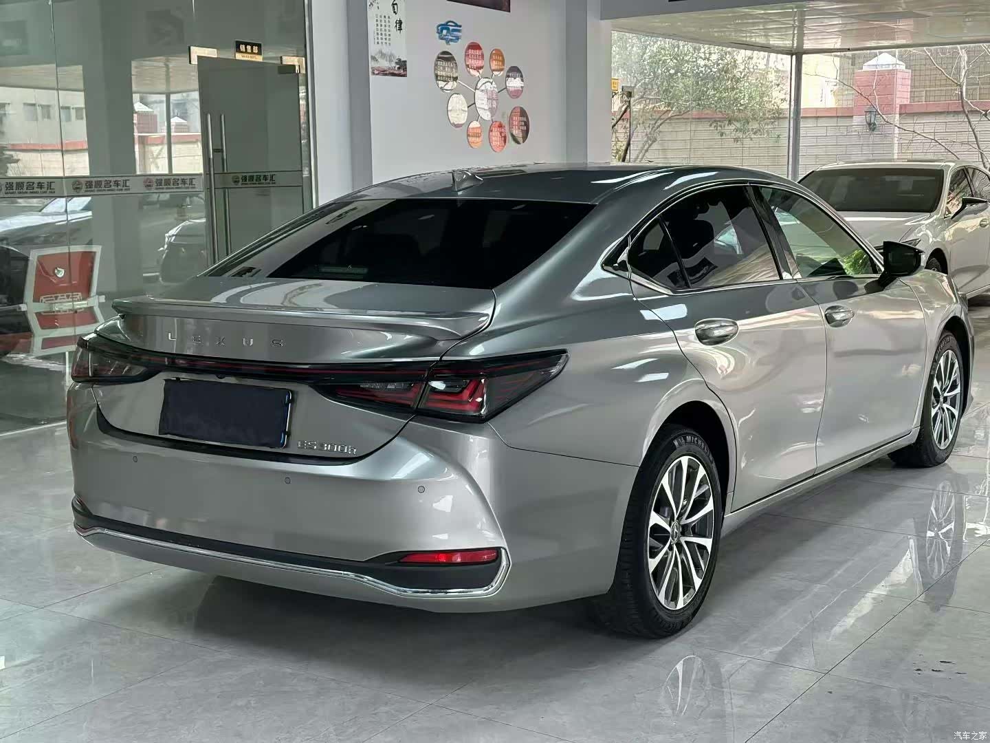 Lexus ES, 2025 9