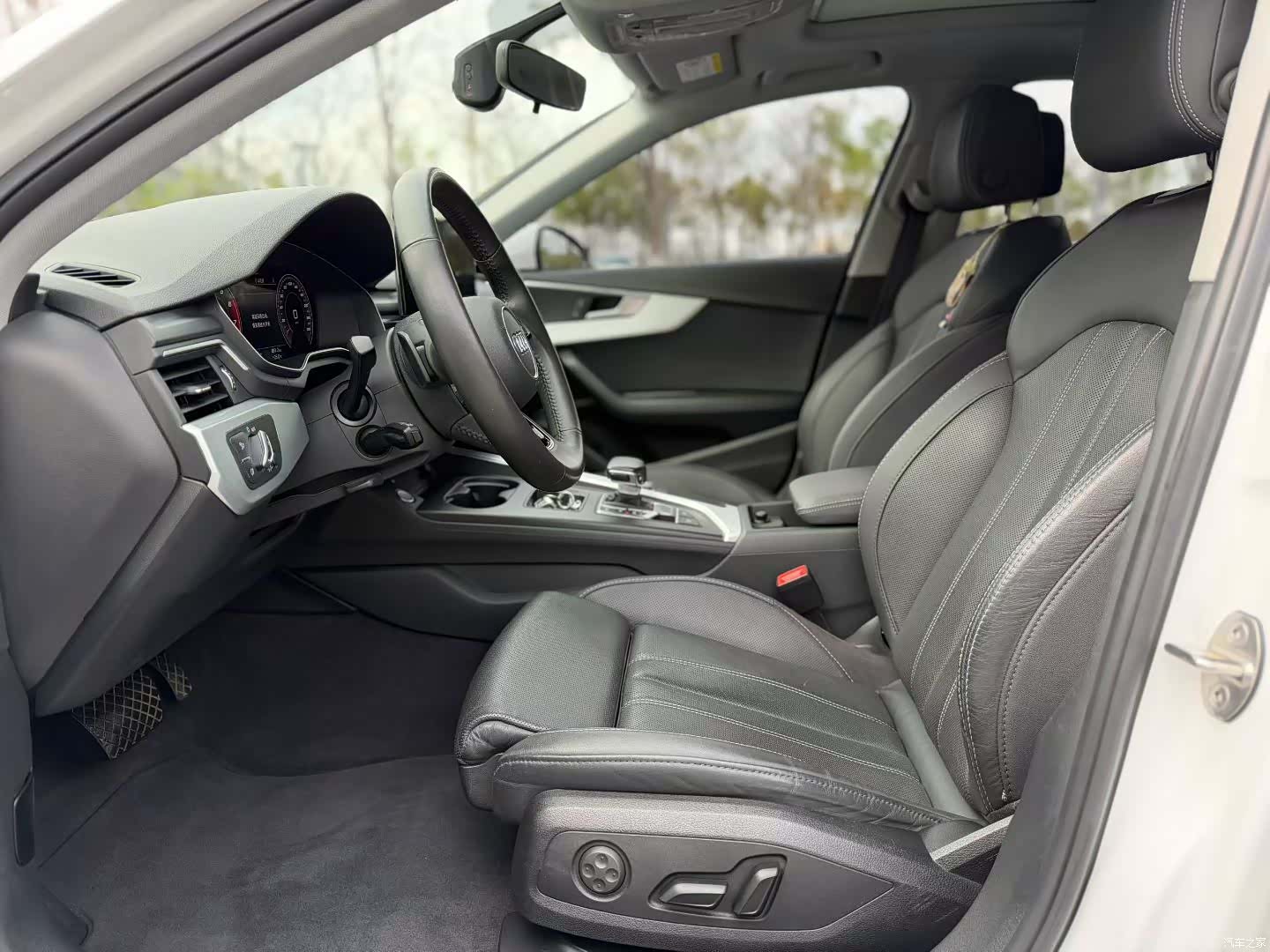 Audi A4L, 2021 все фото