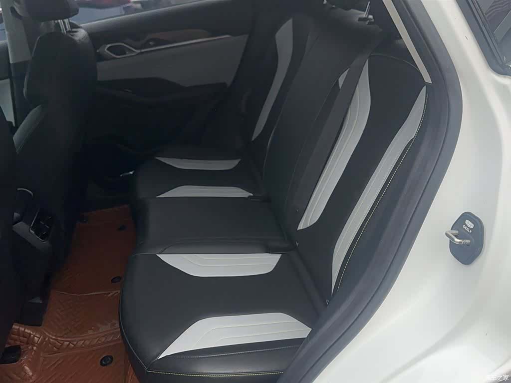 Geely Coolray, 2022 21