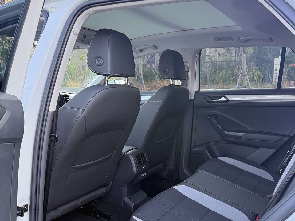 Volkswagen T-ROC exploring Songs