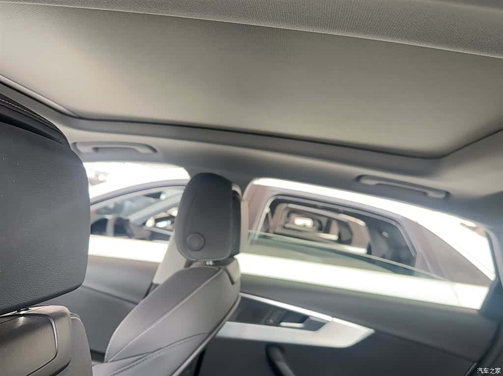Audi A4L, 2022 все фото
