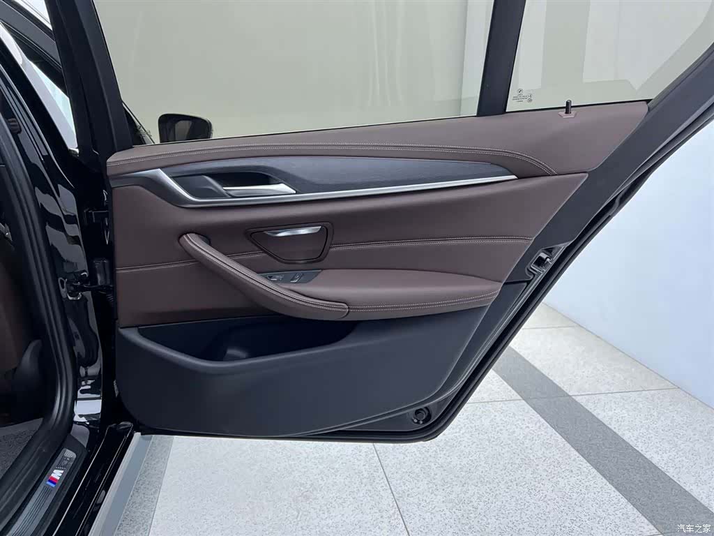 BMW 5 Series, 2023 31