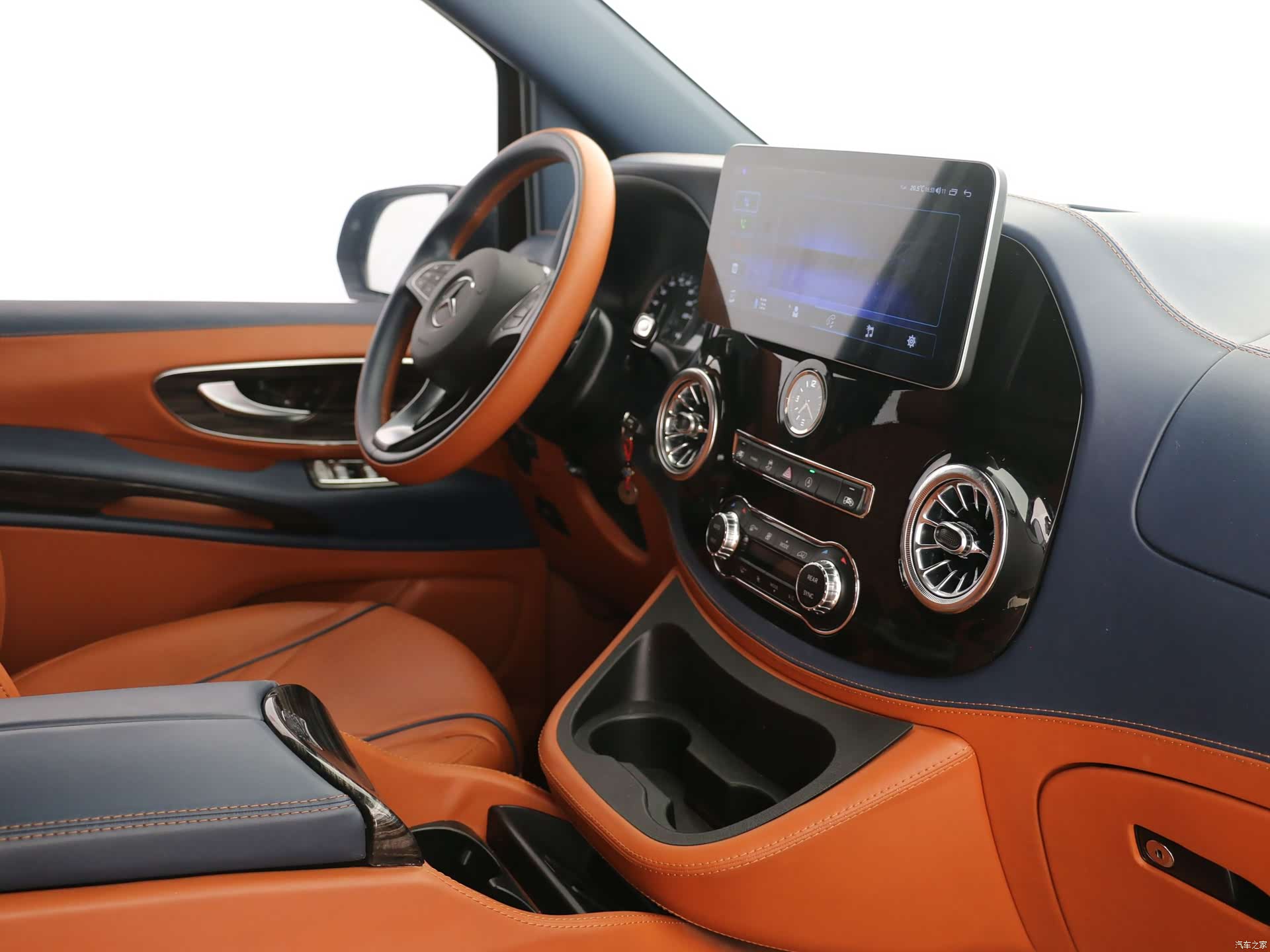 Mercedes-Benz 7, 2023 17