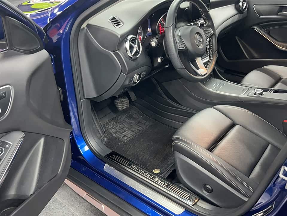Mercedes-Benz GLA Mercedes-Benz GLA