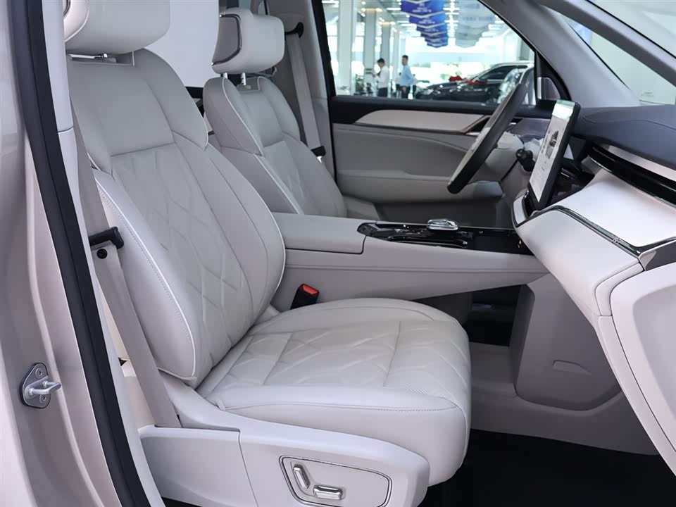Volvo EM90
