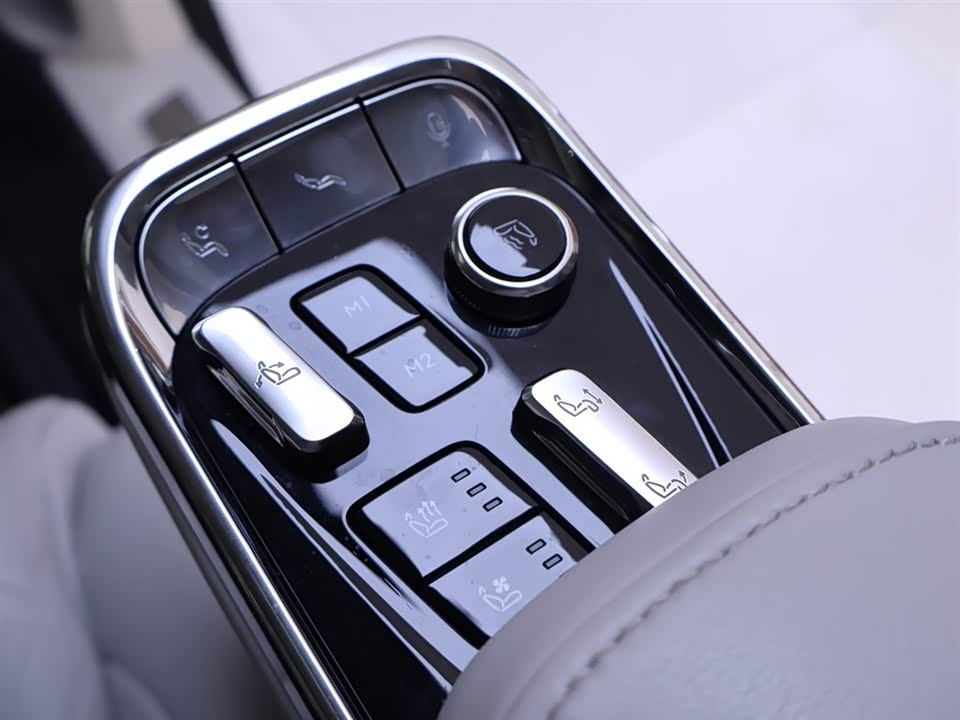 Volvo EM90