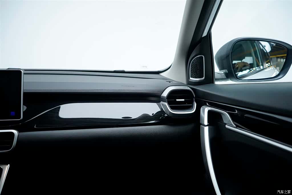 Geely Coolray, 2025 17