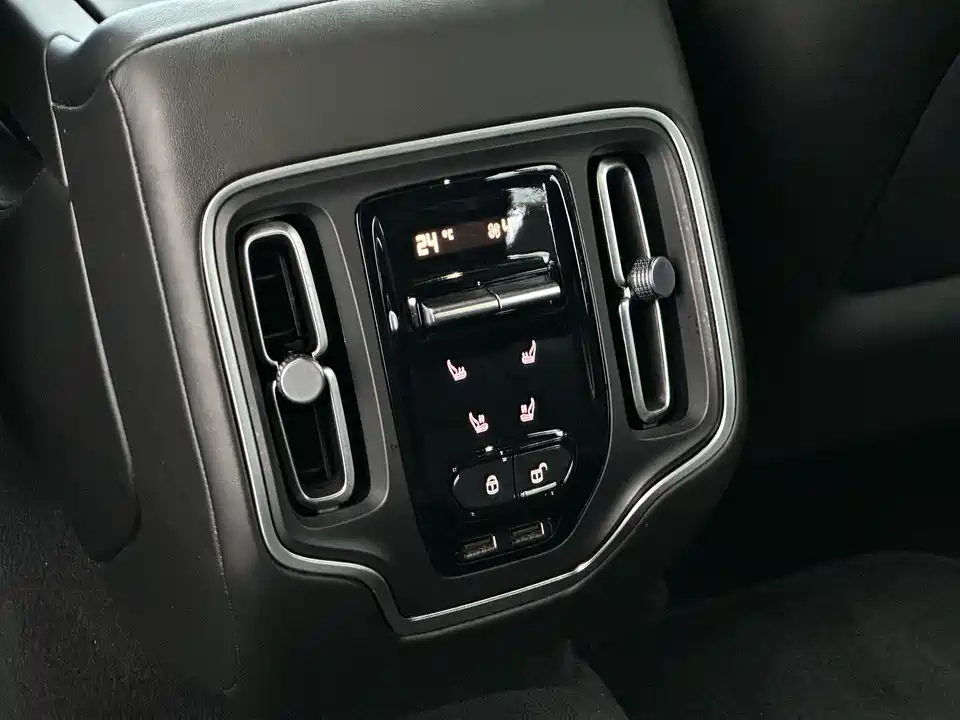 Aston Martin DBX Aston Martin DBX