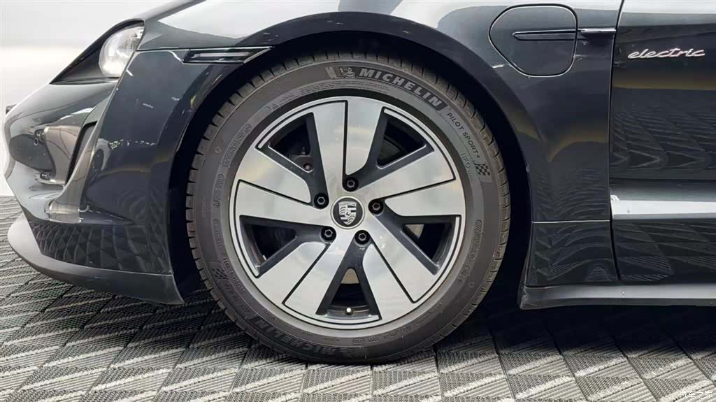 Porsche Taycan, 2023 8
