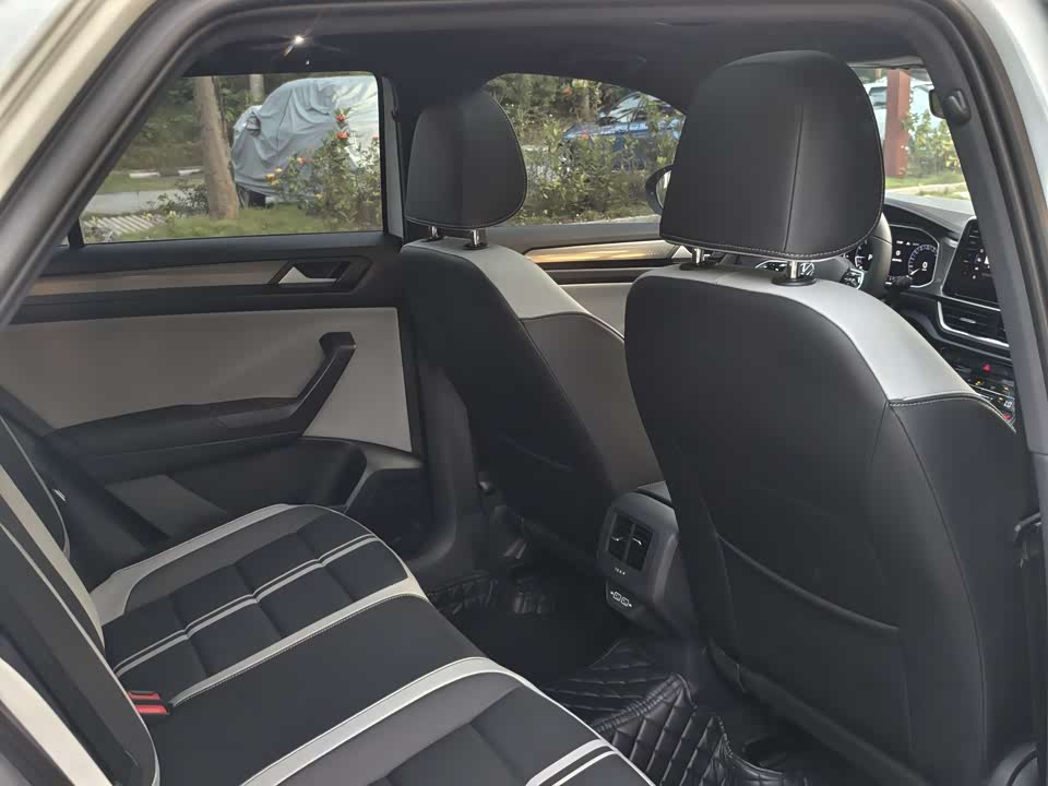 Volkswagen T-ROC exploring Songs