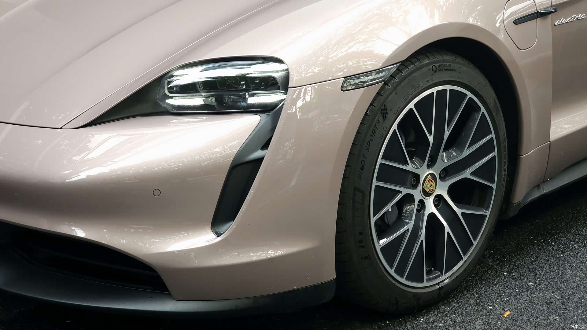Porsche Taycan, 2023 10