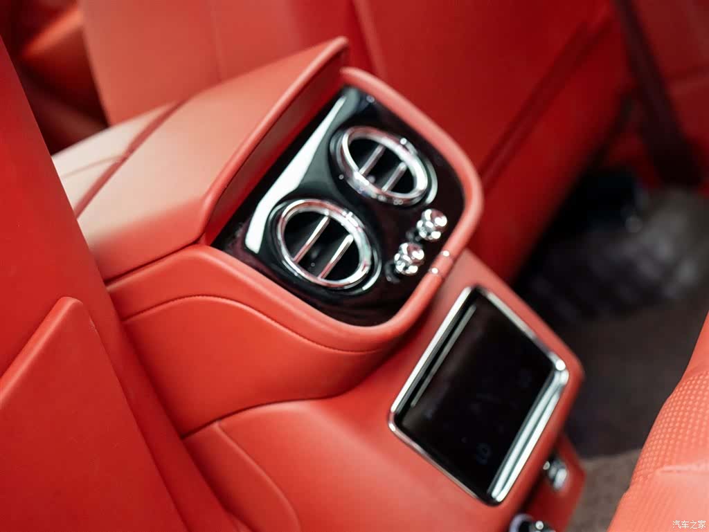 Bentley Bentayga, 2022 13