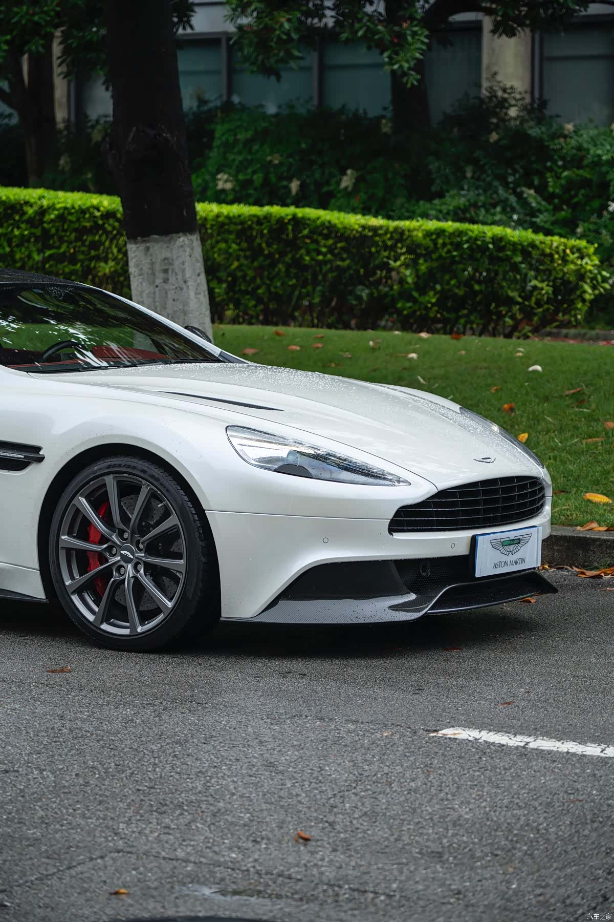 Aston Martin Vanquish, 2013 все фото