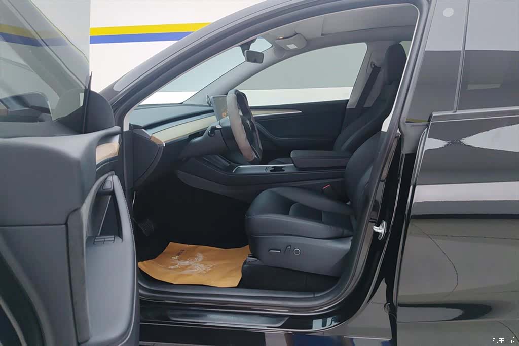 Tesla Model Y, 2023 9