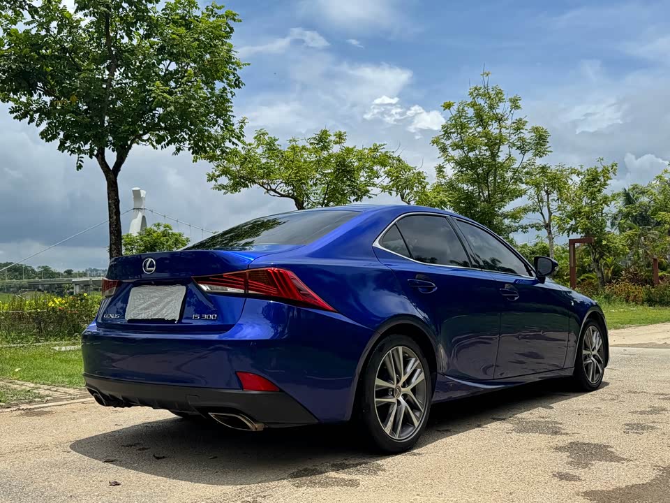 Lexus IS