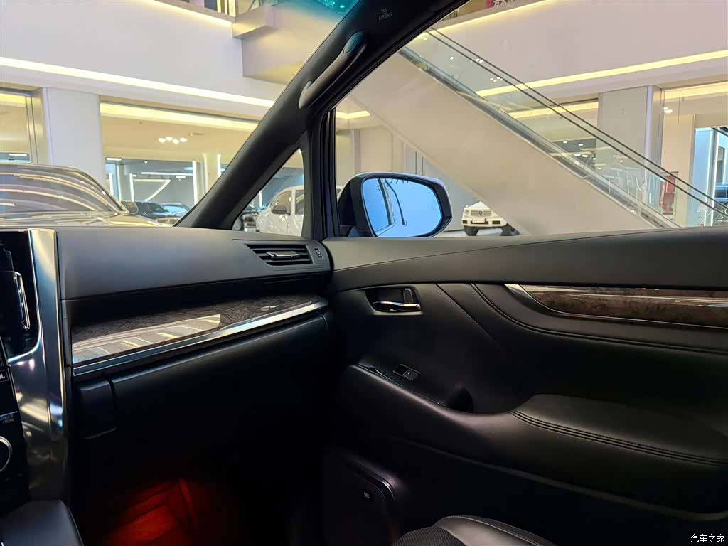 Toyota Vellfire, 2022 17