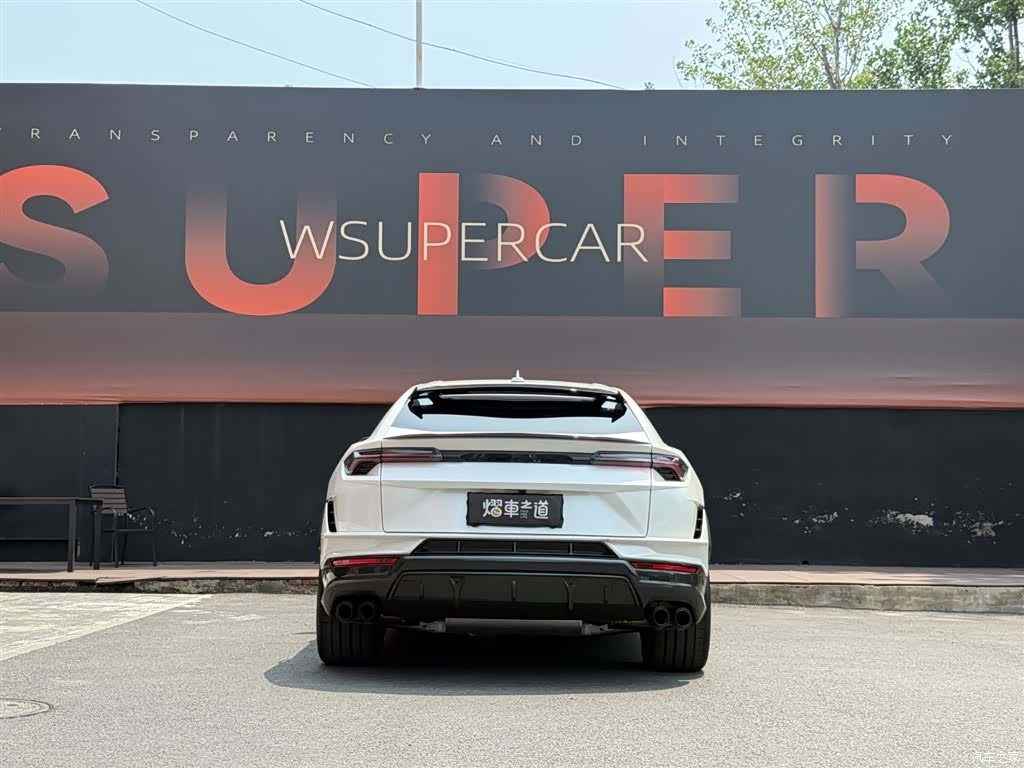 Lamborghini Urus, 2024 4