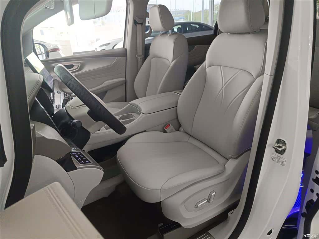 Roewe iMAX8, 2025 15