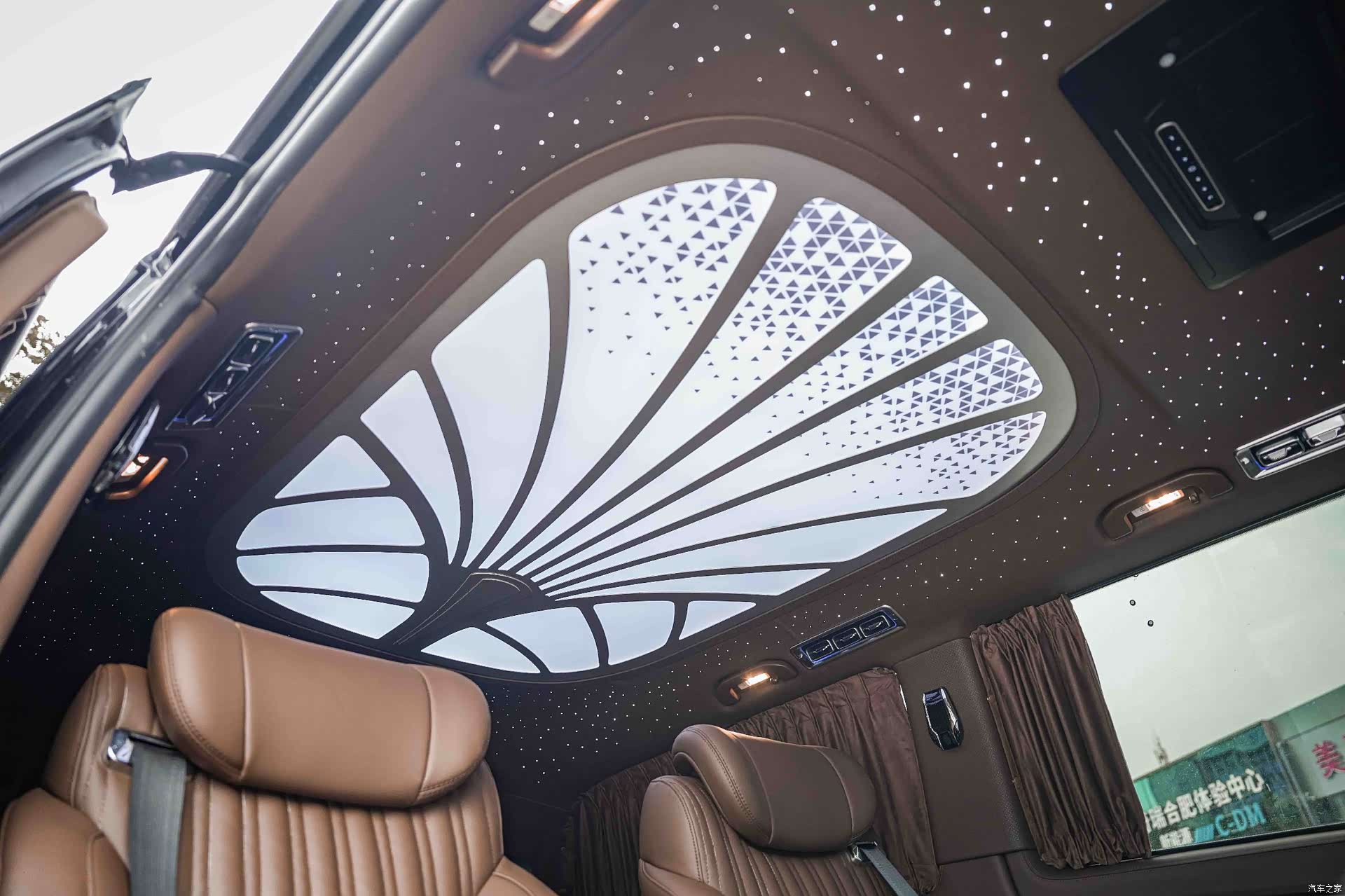 Mercedes-Benz 7, 2023 8