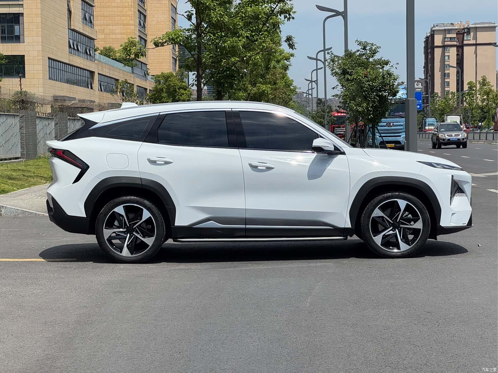 Geely Galaxy L7, 2024 13