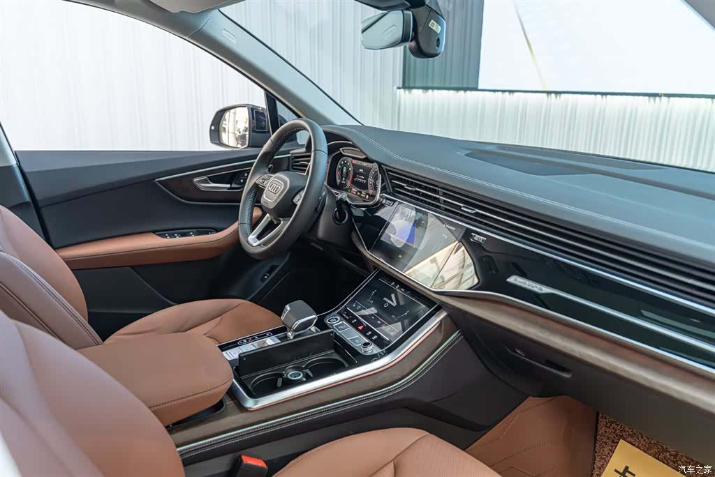 Audi Q7, 2025 10