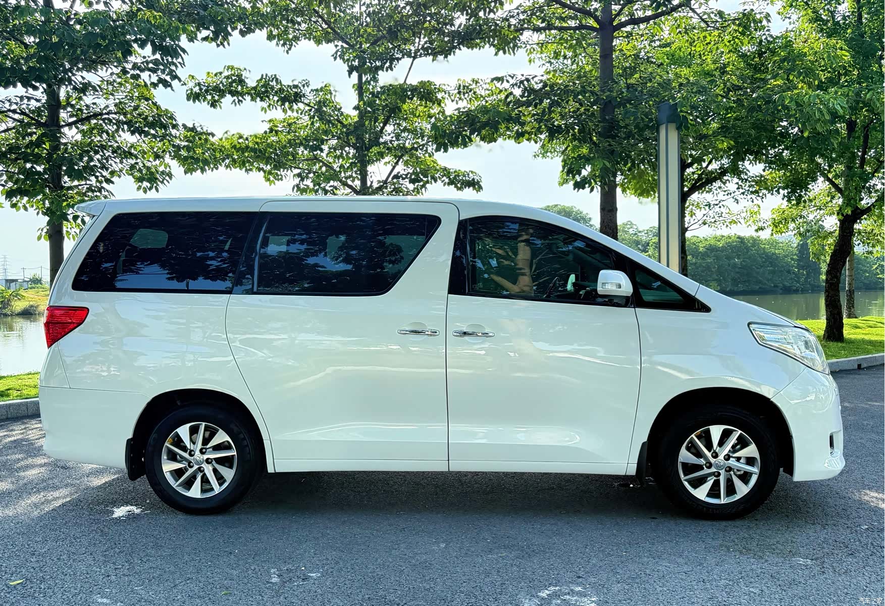 Toyota Alphard, 2014 3
