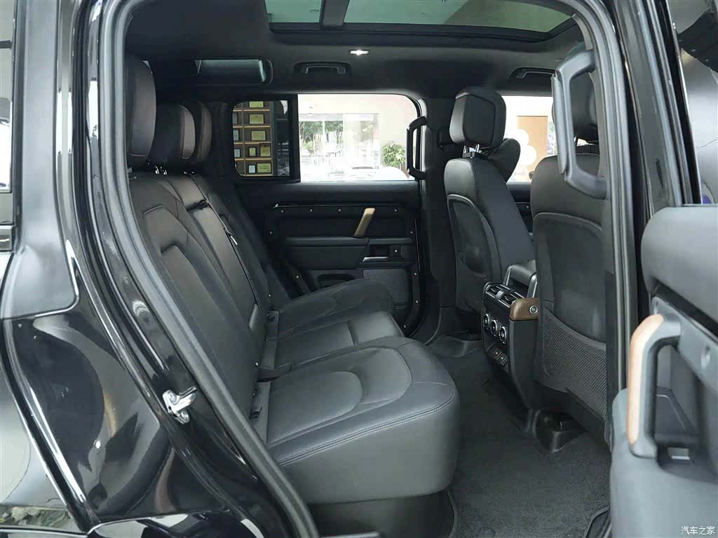 Land Rover Defender, 2024 13