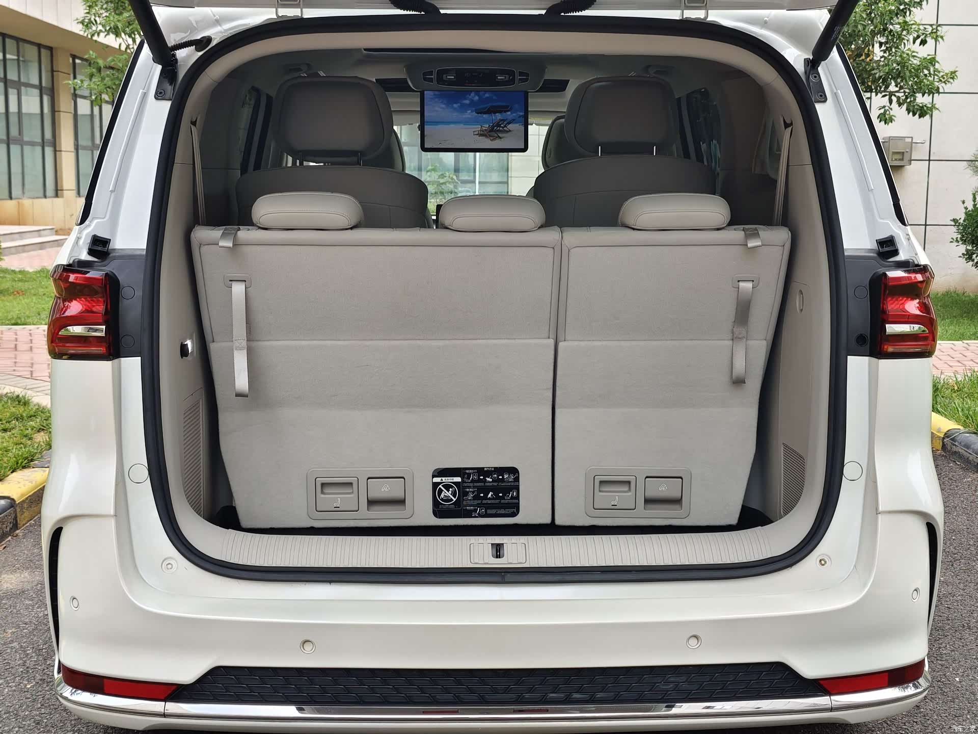 Roewe iMAX8, 2023 27