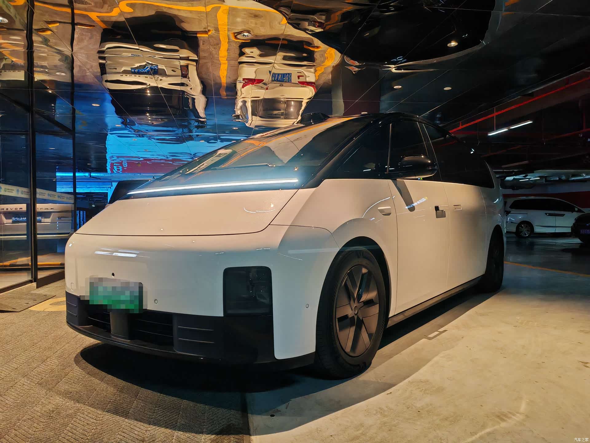 Li Auto MEGA, 2025 1