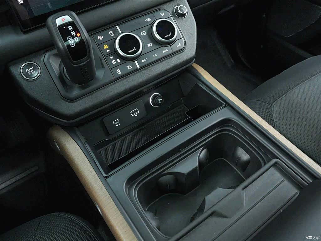 Land Rover Defender, 2024 10