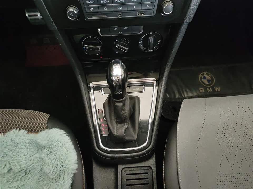 Volkswagen C-TREK Wei Collar